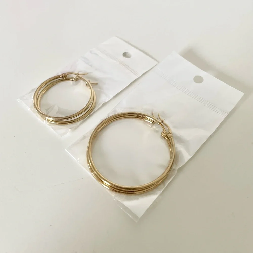 Elegant Set of 2 Gold Tone Hinged Hoop Earrings - Picture 4 of 10